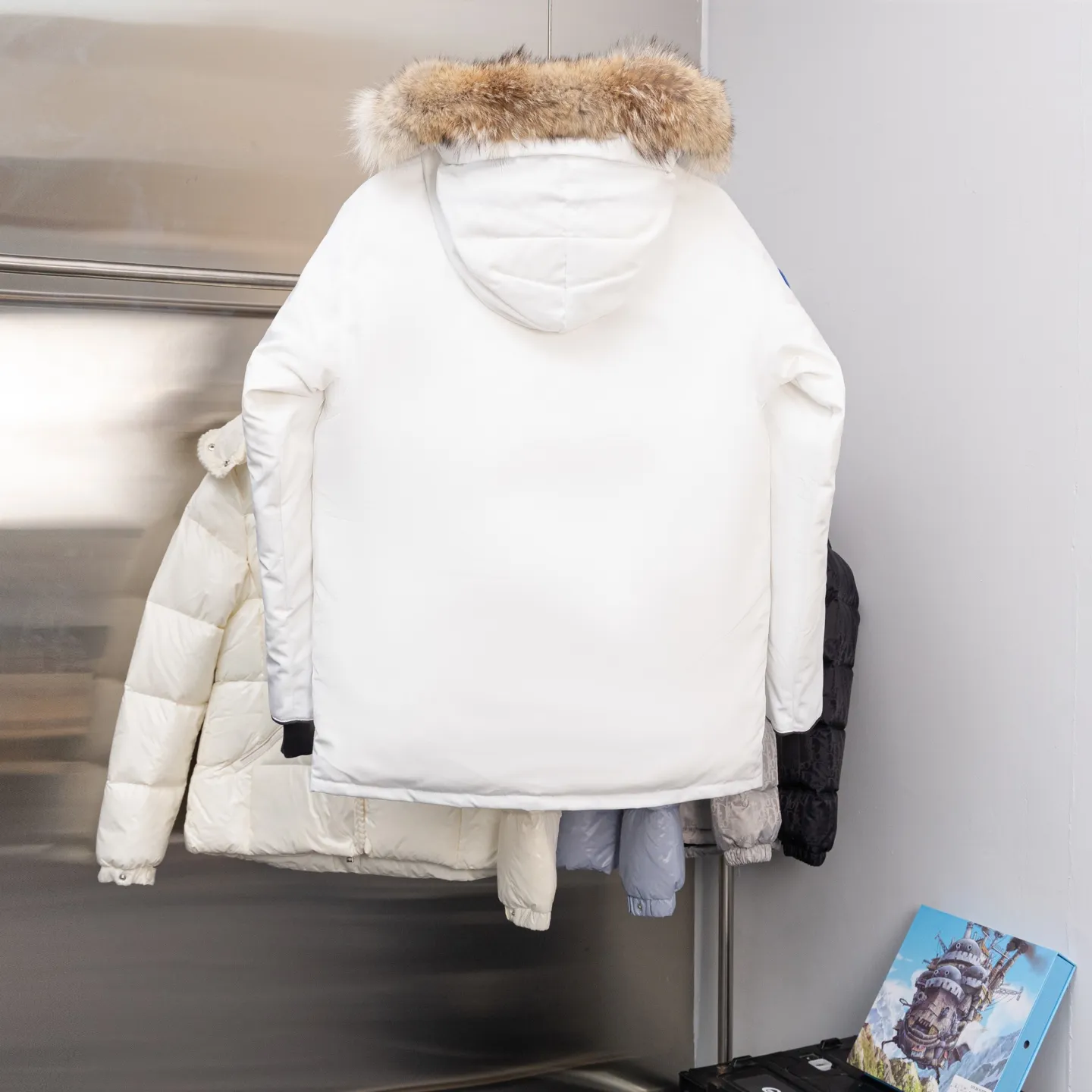 P820 (Top wolf fur version delivery handbag) Canada Goose Canada Goose #Expedition expedition parka classic down jacket ➖ Imported 21-count polyester-cotton blended original fabric [last year’s 16-count/18-count hard fabrics have been completely eliminated, this year all use 21-count genuine synchronous fabrics, the soft mid-band feels delicate and textured], genuine synchronous Feather-Light 10D waterproof coated fabric, made of 84.5% polyester fiber and 15.5% cotton, 100% the best feel in the entire network! ➖ The genuine official website uses the national standard 80 white duck down, and will never be misled by false claims such as 90 down or goose down! ➖ Using the best nylon lining with double double-layer sealing design, velvet-proof No. 7 needle + grid-filled down ready-made garments, there is 100% no so-called velvet running! ➖ The cuffs are designed with thickened seamless threads, and the collar and pockets are lined with top-quality polar fleece to keep you warm and comfortable! ➖ Yoshida YKK provides original custom-made electroplated sliders. YKK two-way lockable zippers are tight and smooth and will not peel off paint! ➖ 3M composite guarantees that the Velcro is the same as the original, durable, and all accessories and hardware are custom-made! ➖ The imported Behringer embroidery machine customizes the 10,000-needle embroidery logo, and 98% of the replicas restore the original logo. ➖ ​​The fur collars are all made of large pieces of Western Canadian blue wolf leather, ensuring that each fur collar is 13-15cm wide!